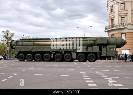 Moscou, Russie - 2023 mai : arme nucléaire, système de missiles stratégiques russe « yars » dans la rue de la ville avant le défilé du jour de la victoire Banque D'Images