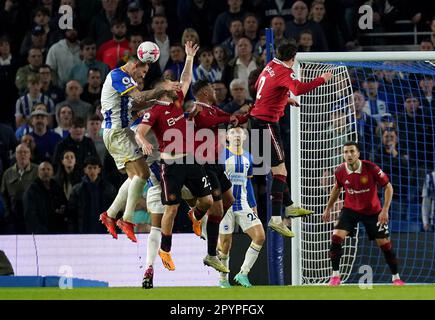 Luke Shaw de Manchester United (deuxième à gauche) gère le ballon dans la zone de pénalité, ce qui entraîne une pénalité lors du match de la Premier League au stade AMEX de Brighton. Date de la photo: Jeudi 4 mai 2023. Banque D'Images