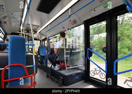 Moscou, Russie - 12 juillet. 2022. Intérieur de bus moderne avec terminal de paiement sans contact et moniteur Banque D'Images