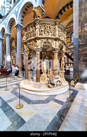 Pise Toscane Italie. La chaire sculptée par Giovanni Pisano à l'intérieur de la cathédrale Banque D'Images