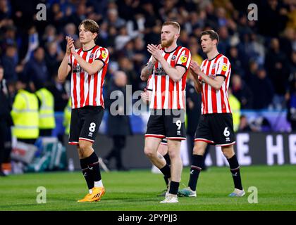 Sander Berge de Sheffield United (à gauche), Oli McBurnie et Chris Basham applaudissent les fans à la fin du match du championnat Sky Bet au stade John Smith, Huddersfield. Date de la photo: Jeudi 4 mai 2023. Banque D'Images