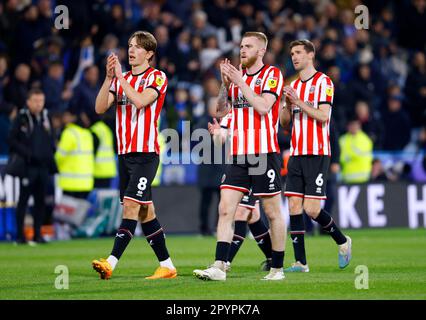 Sander Berge de Sheffield United (à gauche), Oli McBurnie et Chris Basham applaudissent les fans à la fin du match du championnat Sky Bet au stade John Smith, Huddersfield. Date de la photo: Jeudi 4 mai 2023. Banque D'Images