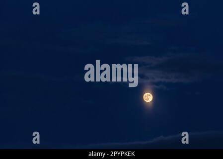 Pleine lune sur le ciel nocturne entre les nuages Banque D'Images