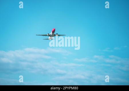 Atterrissage d'un avion commercial tout en aproachant l'aéroport Banque D'Images