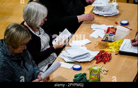 Grimsby, Royaume-Uni, 4th mai 2023. La vérification commence lors des élections locales du Conseil du nord-est du Lincolnshire, Grimsby Auditorium, Grimsby, UK.Credit: Jon Corken/Alay Live News Banque D'Images