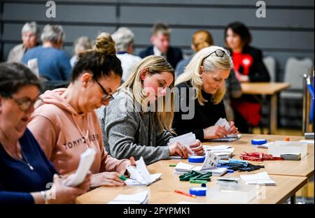 Grimsby, Royaume-Uni, 4th mai 2023. La vérification commence lors des élections locales du Conseil du nord-est du Lincolnshire, Grimsby Auditorium, Grimsby, UK.Credit: Jon Corken/Alay Live News Banque D'Images