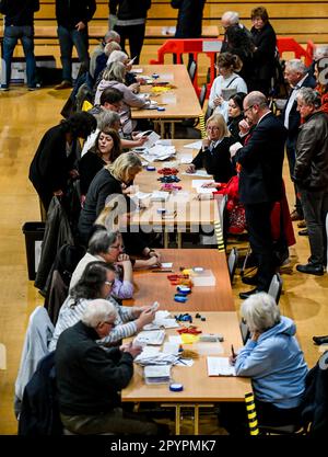 Grimsby, Royaume-Uni, 4th mai 2023. La vérification commence lors des élections locales du Conseil du nord-est du Lincolnshire, Grimsby Auditorium, Grimsby, UK.Credit: Jon Corken/Alay Live News Banque D'Images