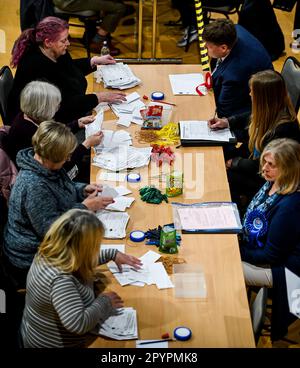 Grimsby, Royaume-Uni, 4th mai 2023. La vérification commence lors des élections locales du Conseil du nord-est du Lincolnshire, Grimsby Auditorium, Grimsby, UK.Credit: Jon Corken/Alay Live News Banque D'Images