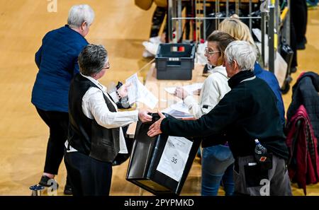 Grimsby, Royaume-Uni, 4th mai 2023. La vérification commence lors des élections locales du Conseil du nord-est du Lincolnshire, Grimsby Auditorium, Grimsby, UK.Credit: Jon Corken/Alay Live News Banque D'Images