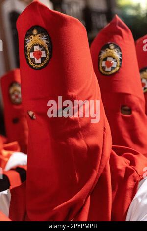 Nazarenos portant des capots rouges portent une plate-forme massive avec une statue de Jésus-Christ pendant la procession silencieuse de minuit commençant le Vendredi Saint à la semaine Sainte ou Semana Santa, 6 avril 2023 à Ronda, Espagne. Ronda, établie pour la première fois au 6th siècle avant Jésus-Christ, organise des processions de la semaine Sainte depuis plus de 500 ans. Banque D'Images