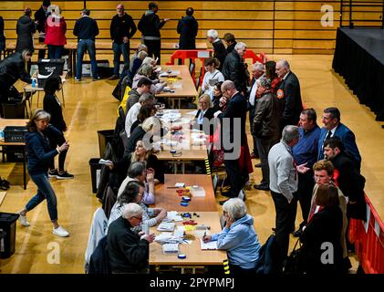 Grimsby, Royaume-Uni, 4th mai 2023. La vérification commence lors des élections locales du Conseil du nord-est du Lincolnshire, Grimsby Auditorium, Grimsby, UK.Credit: Jon Corken/Alay Live News Banque D'Images