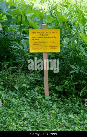 Little Canada; Minnesota. Parc Gervais. Mauvaises herbes envahissantes traitées chimiquement dans le parc local. Affiche indiquant de garder les enfants et les animaux de compagnie hors tension pendant 48 heures. Banque D'Images