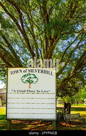 Un panneau accueille les visiteurs à Silverhill, 30 avril 2023, à Silverhill, Alabama. Silverhill est une petite ville du comté de Baldwin. Il a été fondé en 1896. Banque D'Images