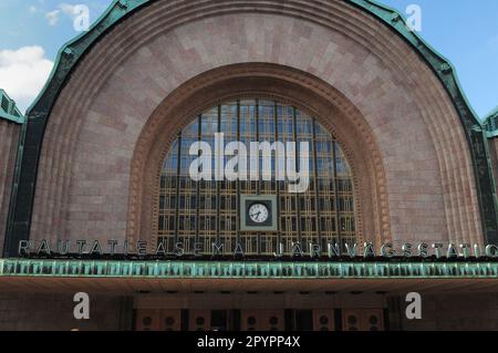 Façade avant de la gare centrale d'Helsinki, Finlande, lors D'Une belle journée ensoleillée d'été avec Un ciel bleu clair Banque D'Images