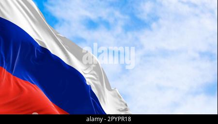 Le drapeau national de la Russie agitant dans le vent par temps clair. Bandes horizontales blanches, bleues et rouges. Drapeau de la Fédération de Russie. 3D rendu d'illustration Banque D'Images