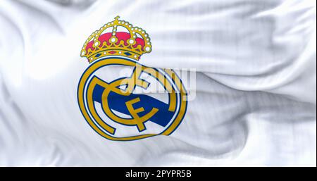 Madrid, Espagne, mai 2022 : drapeau du Real Madrid Club de Futbol qui agite dans le vent. Real Madrid C.F. est un club de football espagnol professionnel basé à Madrid. Banque D'Images