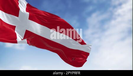 Drapeau national du Danemark agitant dans le vent par temps clair. Le Royaume du Danemark est un pays nordique d'Europe du Nord. Tissu de fluttering. 3d illustrateur Banque D'Images