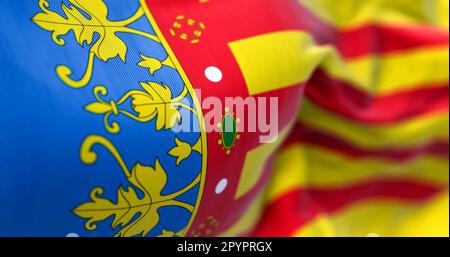 Drapeau de la Communauté Valencienne agitant. Communauté autonome d'Espagne. Quatre barres rouges sur une bande jaune bleue à côté du palan. 3d rendu d'illustration. Sélectif f Banque D'Images