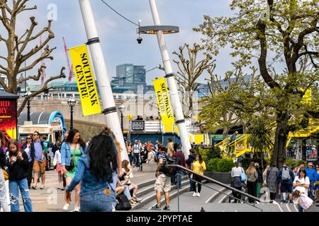 30th avril 2023 personnes marchant le long de Southbank, Londres UK une semaine avant le couronnement du roi Charles III Banque D'Images