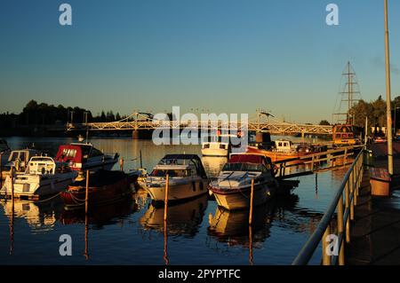 Paysage de crépuscule avec de petits bateaux à la rivière Etelaranta à Pori Finlande lors D'Une belle journée ensoleillée d'été avec Un ciel bleu clair Banque D'Images