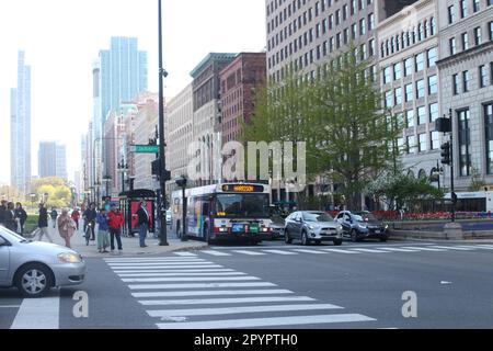 Chicago, Illinois, États-Unis. 4th mai 2023. (NOUVEAU) Chicago accueille les touristes avec ses bras étirés. 04 mai 2023, Chicago, Illinois, États-Unis: Beaucoup de gens sont vus visiter de nombreuses attractions touristiques comme le parc du millénaire, parcs de la ville, bord de lac, jetée marine, pont BP, Grant Park, Art institute of Chicago, musées entre autres, sur une belle journée ensoleillée; principalement prendre des photos, pratiquer des sports, avoir des pique-niques, la voile et la détente .Credit: Niyi Fote/Thenews2 (Credit image: © Niyi Fote/TheNEWS2 via ZUMA Press Wire) USAGE ÉDITORIAL SEULEMENT! Non destiné À un usage commercial ! Banque D'Images