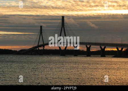 Replot Bridge au coucher du soleil sur les îles Kvarken Finlande lors D'Une belle journée ensoleillée d'été avec quelques nuages dans le ciel Banque D'Images