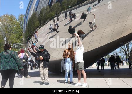 Chicago, Illinois, États-Unis. 4th mai 2023. (NOUVEAU) Chicago accueille les touristes avec ses bras étirés. 04 mai 2023, Chicago, Illinois, États-Unis: Beaucoup de gens sont vus visiter de nombreuses attractions touristiques comme le parc du millénaire, parcs de la ville, bord de lac, jetée marine, pont BP, Grant Park, Art institute of Chicago, musées entre autres, sur une belle journée ensoleillée; principalement prendre des photos, pratiquer des sports, avoir des pique-niques, la voile et la détente .Credit: Niyi Fote/Thenews2 (Credit image: © Niyi Fote/TheNEWS2 via ZUMA Press Wire) USAGE ÉDITORIAL SEULEMENT! Non destiné À un usage commercial ! Banque D'Images