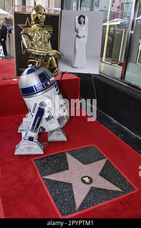 Los Angeles, États-Unis. 04th mai 2023. Des robots de 'Star Wars' sont vus lors d'une cérémonie de dévoilement posthume en l'honneur de Carrie Fisher avec le 2,7 54th étoiles sur le Hollywood Walk of Fame à Los Angeles jeudi, 4 mai 2023. Coïncidant avec la fête officieuse de la « Guerre de goudron » en mai 4th, mais a été éclipsée par un différend entre sa fille, Carrie Fisher, qui a accepté la star au nom de sa mère, et les frères et sœurs de Fisher, qui n'ont pas été invités à l'événement. Photo de Jim Ruymen/UPI crédit: UPI/Alay Live News Banque D'Images