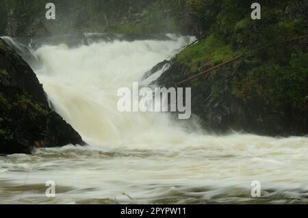 Longue exposition des chutes de Jyravankoski sur la rivière Kitkajoki dans le parc national d'Oulanka en Finlande lors d'une journée d'été Banque D'Images