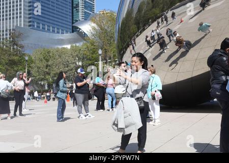 Chicago, Illinois, États-Unis. 4th mai 2023. (NOUVEAU) Chicago accueille les touristes avec ses bras étirés. 04 mai 2023, Chicago, Illinois, États-Unis: Beaucoup de gens sont vus visiter de nombreuses attractions touristiques comme le parc du millénaire, parcs de la ville, bord de lac, jetée marine, pont BP, Grant Park, Art institute of Chicago, musées entre autres, sur une belle journée ensoleillée; principalement prendre des photos, pratiquer des sports, avoir des pique-niques, la voile et la détente .Credit: Niyi Fote/Thenews2 (Credit image: © Niyi Fote/TheNEWS2 via ZUMA Press Wire) USAGE ÉDITORIAL SEULEMENT! Non destiné À un usage commercial ! Banque D'Images