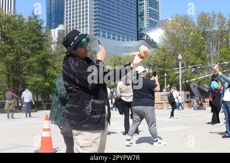 Chicago, Illinois, États-Unis. 4th mai 2023. (NOUVEAU) Chicago accueille les touristes avec ses bras étirés. 04 mai 2023, Chicago, Illinois, États-Unis: Beaucoup de gens sont vus visiter de nombreuses attractions touristiques comme le parc du millénaire, parcs de la ville, bord de lac, jetée marine, pont BP, Grant Park, Art institute of Chicago, musées entre autres, sur une belle journée ensoleillée; principalement prendre des photos, pratiquer des sports, avoir des pique-niques, la voile et la détente .Credit: Niyi Fote/Thenews2 (Credit image: © Niyi Fote/TheNEWS2 via ZUMA Press Wire) USAGE ÉDITORIAL SEULEMENT! Non destiné À un usage commercial ! Banque D'Images