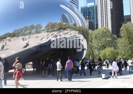 Chicago, Illinois, États-Unis. 4th mai 2023. (NOUVEAU) Chicago accueille les touristes avec ses bras étirés. 04 mai 2023, Chicago, Illinois, États-Unis: Beaucoup de gens sont vus visiter de nombreuses attractions touristiques comme le parc du millénaire, parcs de la ville, bord de lac, jetée marine, pont BP, Grant Park, Art institute of Chicago, musées entre autres, sur une belle journée ensoleillée; principalement prendre des photos, pratiquer des sports, avoir des pique-niques, la voile et la détente .Credit: Niyi Fote/Thenews2 (Credit image: © Niyi Fote/TheNEWS2 via ZUMA Press Wire) USAGE ÉDITORIAL SEULEMENT! Non destiné À un usage commercial ! Banque D'Images