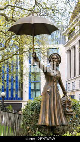 Statue de bronze de Mary Poppins flottant sur l'air, Leicester Square, Londres Royaume-Uni Banque D'Images