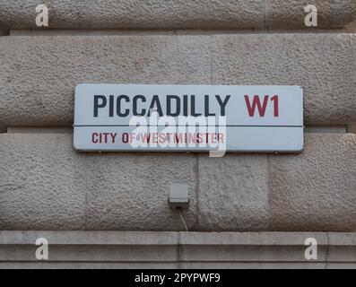 Panneau de rue Piccadilly London W1, City of Westminster on Wall Banque D'Images