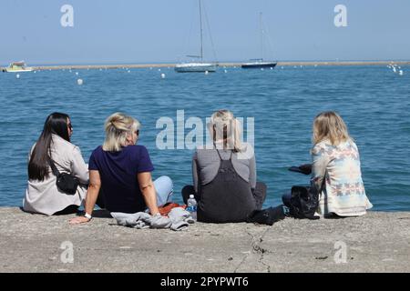 Chicago, Illinois, États-Unis. 4th mai 2023. (NOUVEAU) Chicago accueille les touristes avec ses bras étirés. 04 mai 2023, Chicago, Illinois, États-Unis: Beaucoup de gens sont vus visiter de nombreuses attractions touristiques comme le parc du millénaire, parcs de la ville, bord de lac, jetée marine, pont BP, Grant Park, Art institute of Chicago, musées entre autres, sur une belle journée ensoleillée; principalement prendre des photos, pratiquer des sports, avoir des pique-niques, la voile et la détente .Credit: Niyi Fote/Thenews2 (Credit image: © Niyi Fote/TheNEWS2 via ZUMA Press Wire) USAGE ÉDITORIAL SEULEMENT! Non destiné À un usage commercial ! Banque D'Images