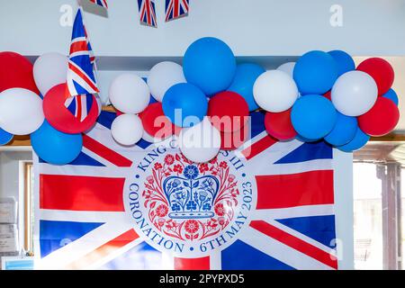 4 mai 2023 - Warrington, Cheshire, Angleterre, Royaume-Uni. Le personnel de l'Hospice de St Rocco s'est préparé pour le King Charles II Coronation en décorant le bâtiment avec des drapeaux, des banderoles et des décorations de porte. Des ballons rouges, blancs et bleus sont suspendus au-dessus d'un drapeau de l'Union du Couronnement. L'Hospice de St Rocco s'occupe des personnes et de leurs familles qui ont reçu un diagnostic de maladie qui limite leur vie, leur permettant de bien vivre et vers la fin de leur vie ont une mort digne dans un lieu de leur choix. Crédit : John Hopkins/Alay Live News Banque D'Images