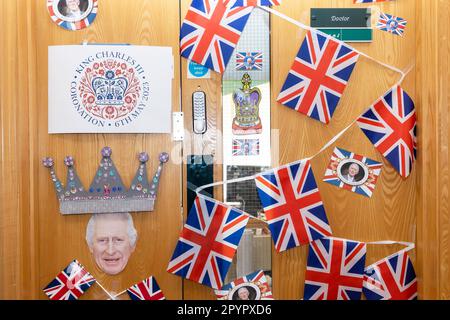 4 mai 2023 - Warrington, Cheshire, Angleterre, Royaume-Uni. Le personnel de l'Hospice de St Rocco s'est préparé pour le King Charles II Coronation en décorant le bâtiment avec des drapeaux, des banderoles et des décorations de porte. L'Hospice de St Rocco s'occupe des personnes et de leurs familles qui ont reçu un diagnostic de maladie qui limite leur vie, leur permettant de bien vivre et vers la fin de leur vie ont une mort digne dans un lieu de leur choix. Crédit : John Hopkins/Alay Live News Banque D'Images