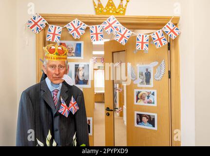 4 mai 2023 - Warrington, Cheshire, Angleterre, Royaume-Uni. Le personnel de l'Hospice de St Rocco s'est préparé pour le King Charles II Coronation en décorant le bâtiment avec des drapeaux, des banderoles et des décorations de porte. L'Hospice de St Rocco s'occupe des personnes et de leurs familles qui ont reçu un diagnostic de maladie qui limite leur vie, leur permettant de bien vivre et vers la fin de leur vie ont une mort digne dans un lieu de leur choix. Crédit : John Hopkins/Alay Live News Banque D'Images