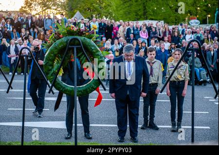 Nijmegen, pays-Bas, 04/05/2023, le maire de la ville, Hubert Bruls, est vu rendre hommage au cours de la cérémonie. En ce jour, dans tout le pays, des cérémonies sont organisées pour commémorer les civils et les soldats du monde entier pendant la Seconde Guerre mondiale et d'autres conflits. À Nimègue, une cérémonie a eu lieu à l'intérieur de St. L'église de Stephen, de là, une procession silencieuse a pris les rues jusqu'à la 'Keizer Traianusplein', où se tiennent deux monuments en souvenir des victimes de la Seconde Guerre mondiale. La cérémonie officielle a commencé par deux minutes de silence, après quoi, le maire de Nimègue Hubert Bruls a donné un Banque D'Images