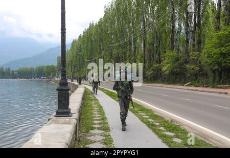 Srinagar, Inde. 04th mai 2023. SRINAGAR, INDE - MAI 4 : un soldat paramilitaire vérifie les rives du lac Dal à l'aide d'un détecteur de métaux sur 4 mai 2023, à Srinagar, Inde. Une réunion des délégués de G20 nations se tiendra à Srinagar du 22 au 24 mai, avec des mesures de sécurité renforcées dans la région himalayenne. (Photo de Waseem Andrabi/Hindustan Times/Sipa USA) crédit: SIPA USA/Alay Live News Banque D'Images