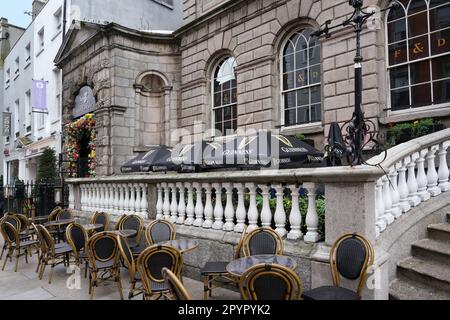 Des chaises et des tables sont installées sur le trottoir en face de Powerscourt, Dublin, pour un pub Banque D'Images