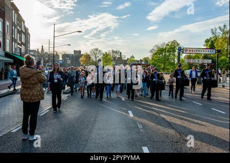 Une femme est vue en prenant une photo de la procession qui passe. En ce jour, dans tout le pays, des cérémonies sont organisées pour commémorer les civils et les soldats du monde entier pendant la Seconde Guerre mondiale et d'autres conflits. À Nimègue, une cérémonie a eu lieu à l'intérieur de St. L'église de Stephen, de là, une procession silencieuse a pris les rues jusqu'à la 'Keizer Traianusplein', où se tiennent deux monuments en souvenir des victimes de la Seconde Guerre mondiale. La cérémonie officielle a commencé par deux minutes de silence, après quoi, le maire de Nimègue Hubert Bruls a prononcé un discours en souvenir des victimes, et des couronnes ont été mises de côté Banque D'Images