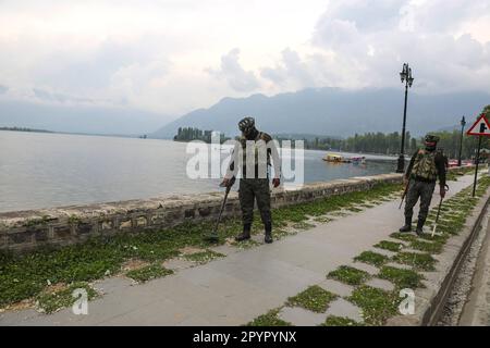 Srinagar, Inde. 04th mai 2023. SRINAGAR, INDE - MAI 4 : un soldat paramilitaire vérifie les rives du lac Dal à l'aide d'un détecteur de métaux sur 4 mai 2023, à Srinagar, Inde. Une réunion des délégués de G20 nations se tiendra à Srinagar du 22 au 24 mai, avec des mesures de sécurité renforcées dans la région himalayenne. (Photo de Waseem Andrabi/Hindustan Times/Sipa USA) crédit: SIPA USA/Alay Live News Banque D'Images