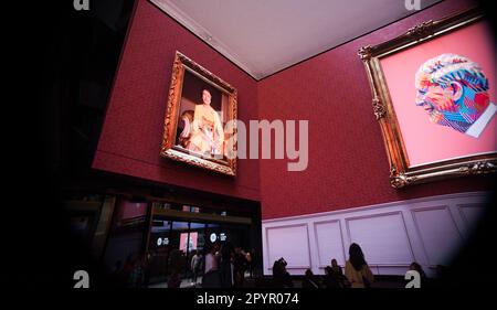 BBC Children in Need a lancé le portrait numérique de King à Outernet Londres. Le portrait géant comprend des milliers de portraits dessinés par la nation. Banque D'Images