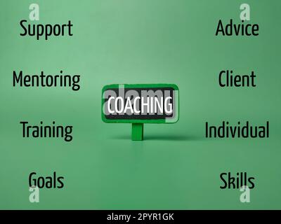 Tableau en bois avec le concept de COACHING de mot sur fond vert Banque D'Images