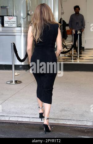 New York, NY, États-Unis. 4th mai 2023. 04 mai: Jennifer Lopez arrive à la projection spéciale Netflix de la mère au Théâtre de Paris à New York sur 04 mai 2023. Crédit : RW/Media Punch/Alamy Live News Banque D'Images
