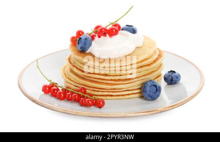 Crêpes savoureuses avec yaourt naturel, bleuets et raisins de Corinthe rouges sur fond blanc Banque D'Images