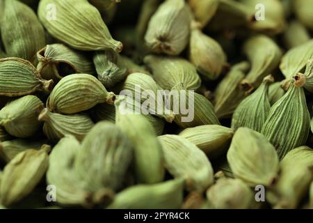 Cagoules de cardamome vert sec comme arrière-plan, gros plan Banque D'Images