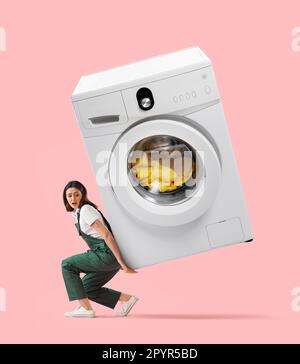 J'avais peur de faire du plombier féminin avec un grand lave-linge sur fond rose Banque D'Images