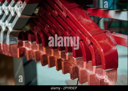 Groupe de détails métalliques colorés du moteur électrique à l'usine Banque D'Images
